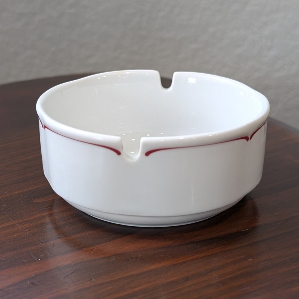 Elegant White and Red Ashtray Bauscher Weiden Bavaria GERMANY VINTAGE